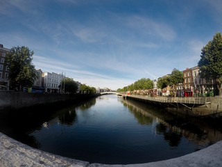 Fototapeta na wymiar View over the Liffey in Dublin