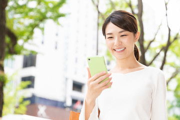 Fototapeta premium スマートフォンを見る女性