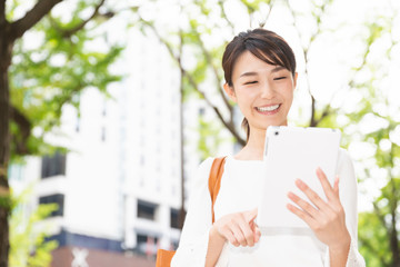 Fototapeta premium 笑顔の女性 タブレットコンピューター