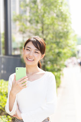 スマートフォンを見る女性