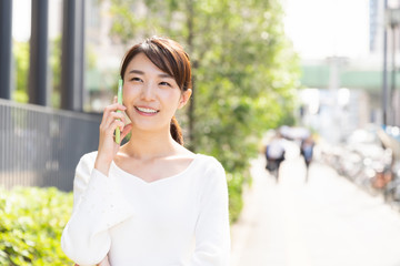 Fototapeta premium 電話をする女性