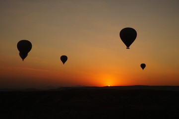 Naklejka premium Balloons and sunset in Cappadoccia