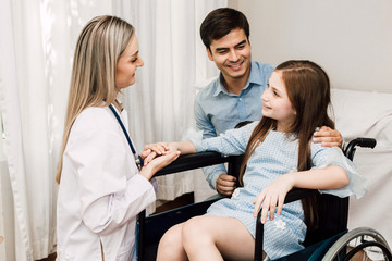 Obraz premium Doctor consulting and check up information with little girl in hospital.A little girl has sick.healthcare and medicine