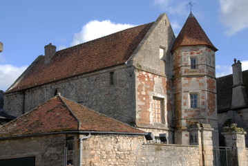 Fototapeta na wymiar Ville de Senlis, vieille bâtisse du centre historique, département de l'Oise, France
