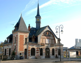 Ville de Senlis, la gare soleil couchant, département de l'Oise, France