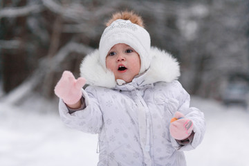 Obraz premium Winter photo of a child.Emotional photo