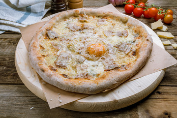 Carbonara pizza with bacon