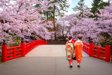 Fotobehang Japan Japanse geisha met volle bloei Sakura - Kersenbloesem in het Hirosaki-park in Japan