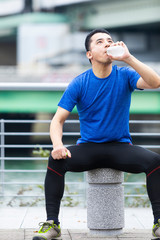 水を飲む男性