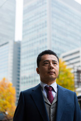 Fototapeta premium 街を歩くビジネスマン