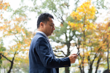 スマホを確認するビジネスマン