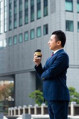 ジャケットを着るビジネスマン