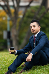コーヒーブレイク中のビジネスマン