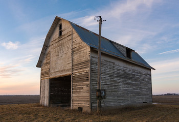 Old rustic barn as the sun sets.  Ogle County, Illinois, USA © EJRodriquez
