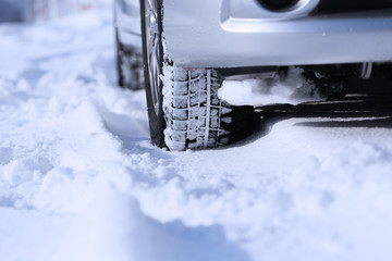 雪の路面とスタッドレスタイヤ