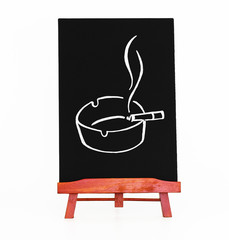 Aschenbecher mit brennender Zigarette auf  einer Tafel mit Aufsteller