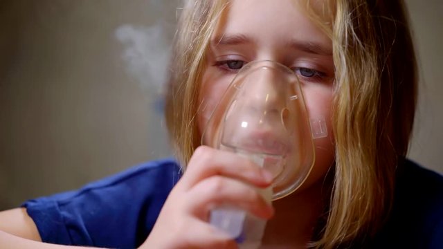 The child takes respiratory therapy. Congenital malformation of the respiratory disease bronchial asthma