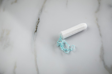 Tampon auf Marmor Hintergrund für weibliche Hygiene bei Menstruation Periode Zyklus