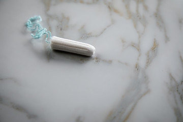 Tampon auf Marmor Hintergrund für weibliche Hygiene bei Menstruation Periode Zyklus