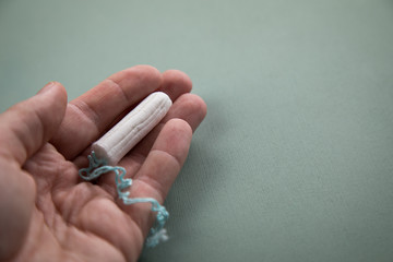 Tampon auf Mint Hintergrund für weibliche Hygiene bei Menstruation Periode Zyklus