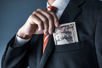 一万円札を持つビジネスマン
