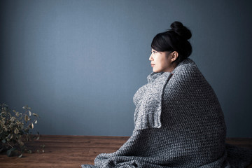 毛布に包まる女性