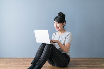 ノートパソコンと女性