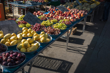 fruits sur un étal de marché