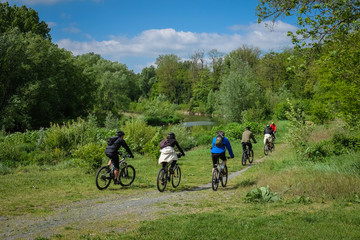 Vététistes dans la nature