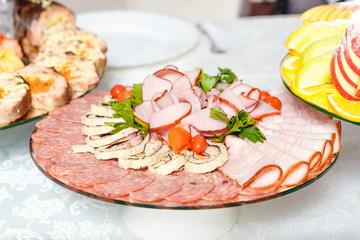 meat cutting on round plate