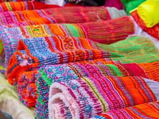 Bunte Stoffe auf einem Marktstand in Yunnan in China