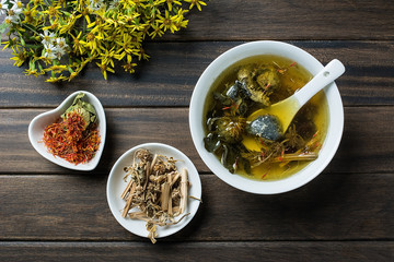 Motherwort safflower stewed black chicken soup / female nourishing yin soup