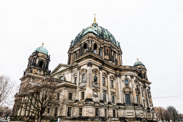 Fototapeta na wymiar Views of the Berlin Cathedral with the Christmas decoration installed.