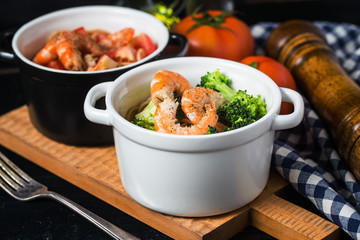 Broccoli, tomato, shrimp and spaghetti