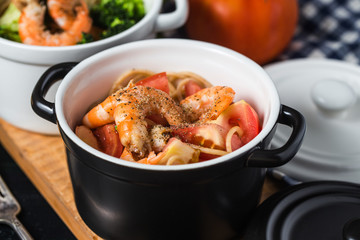 Broccoli, tomato, shrimp and spaghetti