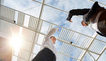 Zwei Business Frauen geben sich High Five