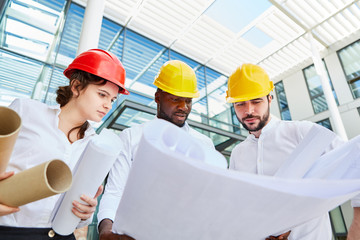 Architekten Team mit Bauplan im St&auml;dtebau
