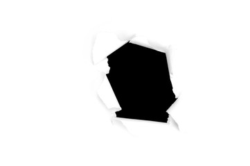 Weißes Papier mit ausgerissenem Loch und schwarzem Hintergrund