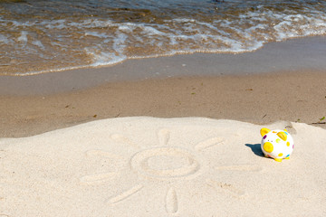 Fototapeta na wymiar Urlaubsgeld - Botschaft im Sand mit Sparschwein