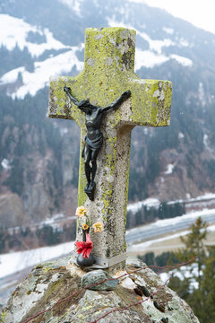 Gedenkkreuz am Wanderweg "Strada alta", Leventina, Tessin, Schweiz