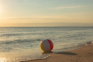 Wasserball am Sandstrand