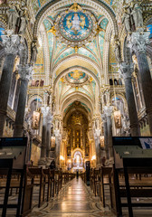 Fototapeta na wymiar La majestueuse Basilique Notre Dame de Fourvière à Lyon