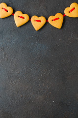 Obraz premium Valentine's day greeting card with gingerbread cookies in the shape of a heart.