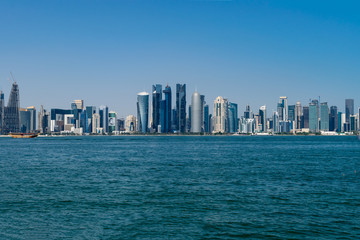 Obraz premium Doha, Katar - 14 grudnia 2018: Skylines w centrum miasta, nowoczesne arabskie miasto,