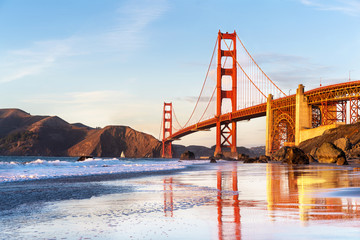 Ebbe am Marshal& 39 s Beach mit verrücktem Blick auf die Golden Gate Bridge bei Sonnenuntergang.