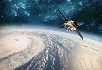 Fototapeta premium Monitorowanie satelity kosmicznego z pogody na orbicie Ziemi z kosmosu, huraganu, tajfunu na planecie Ziemi.