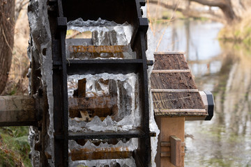 凍りつく水車