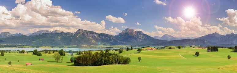 Fototapeta na wymiar Weitwinkel Landschaft am Forggensee im Allgäu
