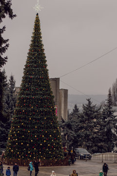 Pyatigorsk, Stavropol Territory, Country Russia 05/01/2019 The Square In Front Of The White House Decorated For The New Year With A Big Christmas Tree And Other Decorations