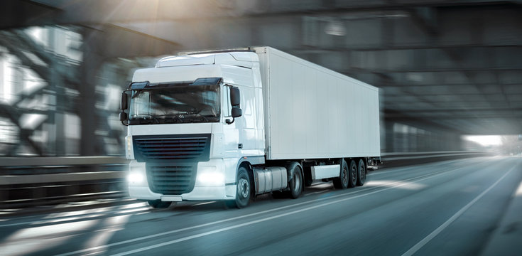 LKW mit Anh&auml;nger w&auml;hrend der Fahrt